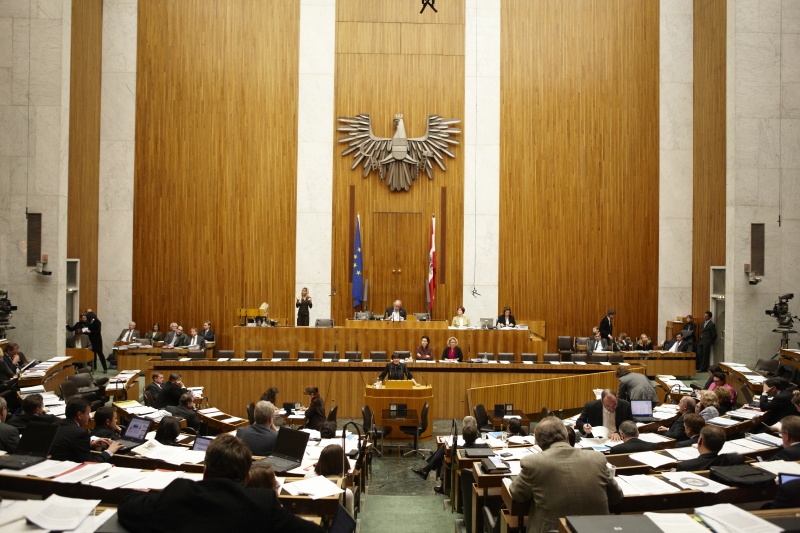 Mag. Gisela Wurm, Nationalratsabgeordnete der SPÖ, am Rednerpult. Auf der Regierungsbank v.li. Gabriele Heinisch-Hosek - Bundesministerin für Frauen und öffentlichen Dienst und Mag.a Claudia Bandion-Ortner - Bundesministerin für Justiz. Am Präsidium Fritz Neugebauer - Zweiter Nationalratspräsident. Dienst am Präsidium v.li. Dr.in Susanne Bachmann (1er Position) und Mag.a Tatjana Walter (2er Position).