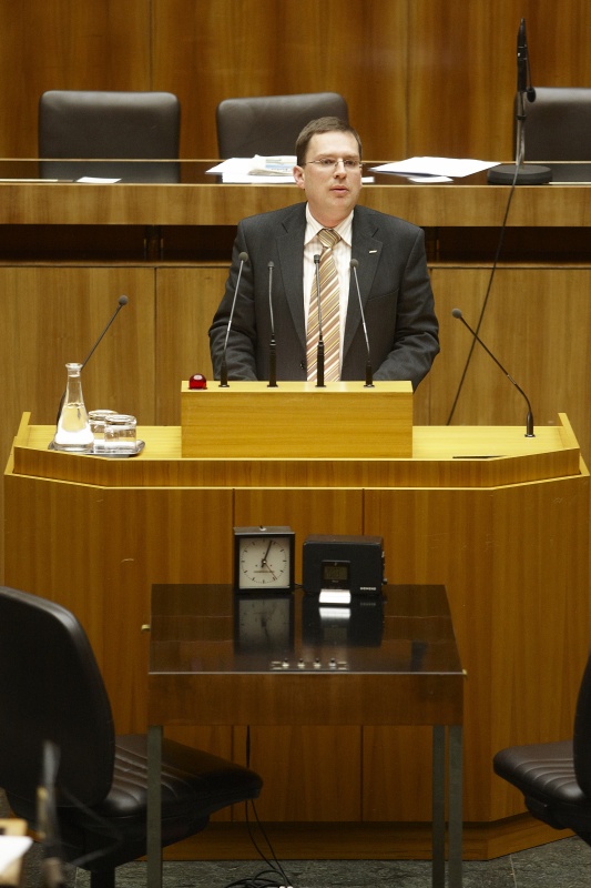 August Wöginger,  Nationalratsabgeordneter der ÖVP, am Rednerpult.