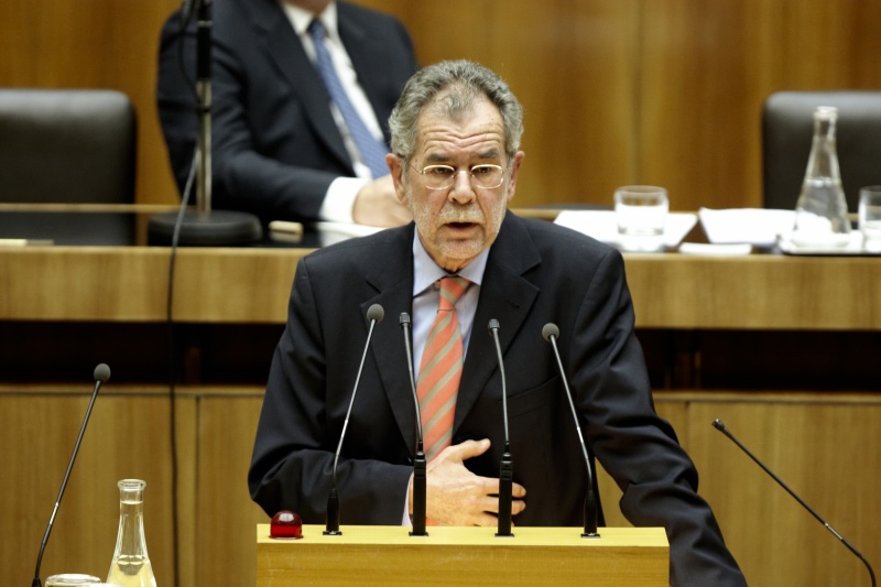 Prof.Dr. Alexander Van der Bellen, Nationalratsabgeordneter der Grünen, am Rednerpult.
