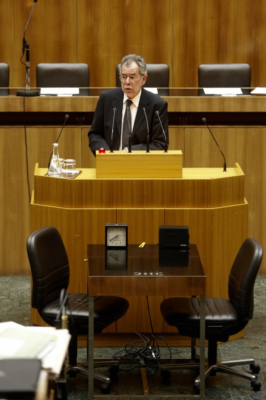 Prof.Dr. Alexander Van der Bellen, Nationalratsabgeordneter der Grünen, am Rednerpult.