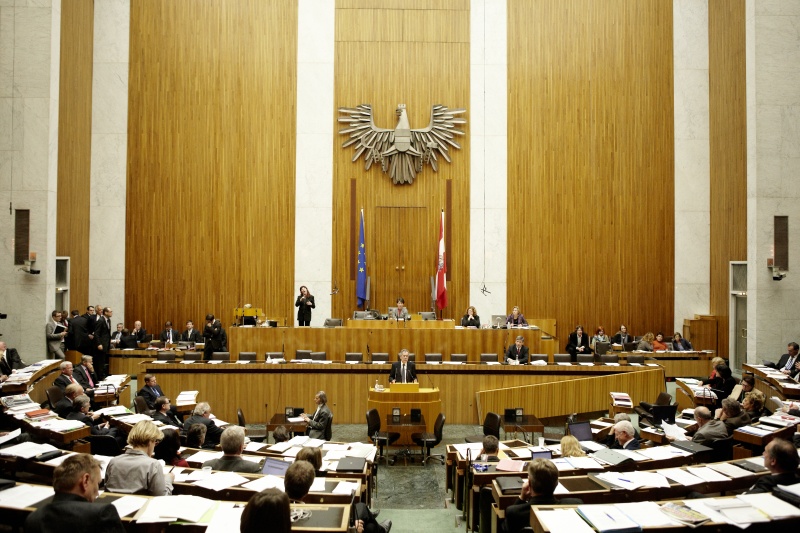 Prof.Dr. Alexander Van der Bellen, Nationalratsabgeordneter der Grünen, am Rednerpult. Auf der Regierungsbank Dr. Michael Spindelegger - Bundesminister für europäische und internationale Angelegenheiten. Am Präsidium Mag.a Barbara Prammer - Nationalratspräsidentin. Dienst am Präsidium v.li. Mag.a Dunja Kopesky (1er Position) und Mag.a Brigitte Berger (2er Position).