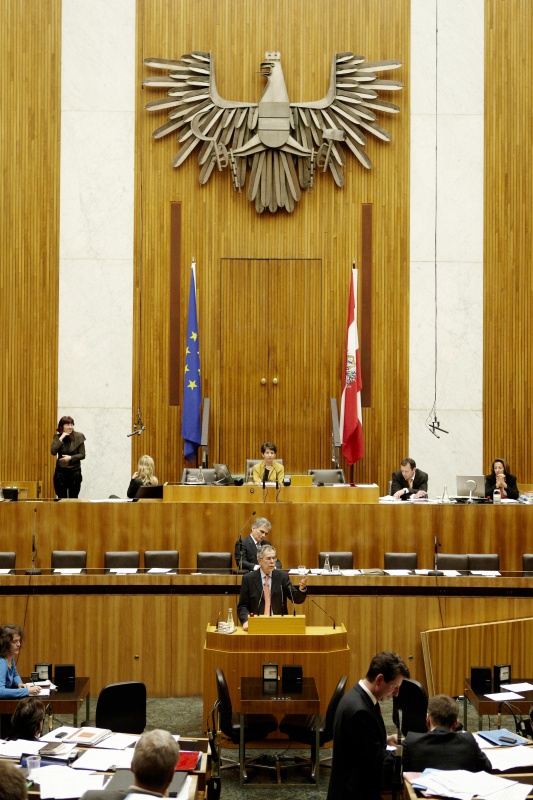 Prof.Dr. Alexander Van der Bellen, Nationalratsabgeordneter der Grünen, am Rednerpult. Auf der Regierungsbank Werner Faymann - Bundeskanzler. Am Präsidium Mag.a Barbara Prammer - Nationalratspräsidentin. Dienst am Präsidium v.li. Mag. Gottfried Michalitsch (1er Position) und Mag.a Tatjana Walter (2er Position).