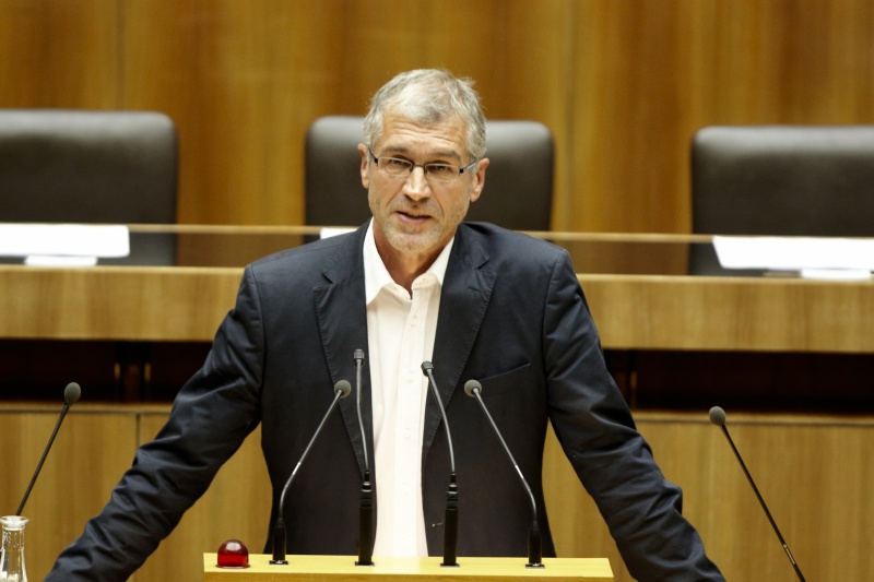 Dr. Harald Walser, Nationalratsabgeordneter der Grünen, am Rednerpult.