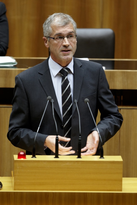 Dr. Harald Walser, Nationalratsabgeordneter der Grünen, am Rednerpult.