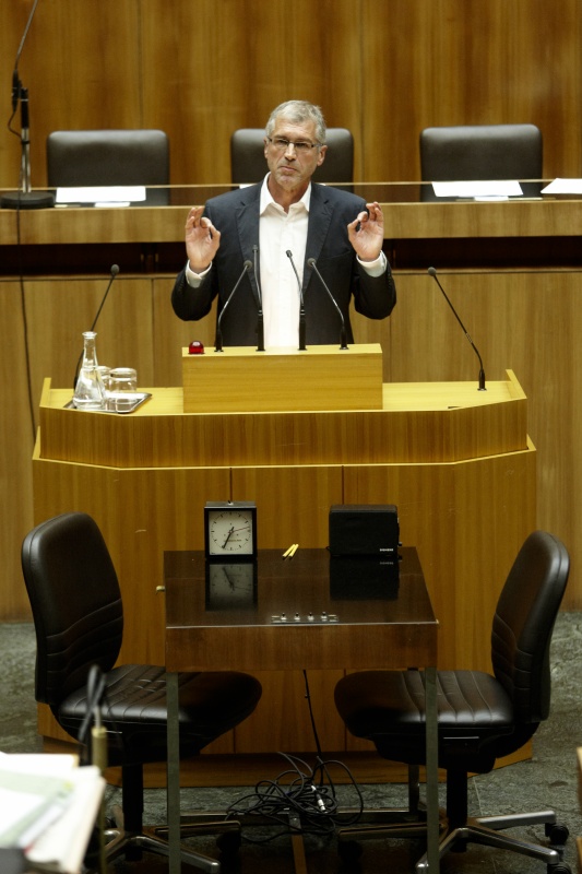 Dr. Harald Walser, Nationalratsabgeordneter der Grünen, am Rednerpult.