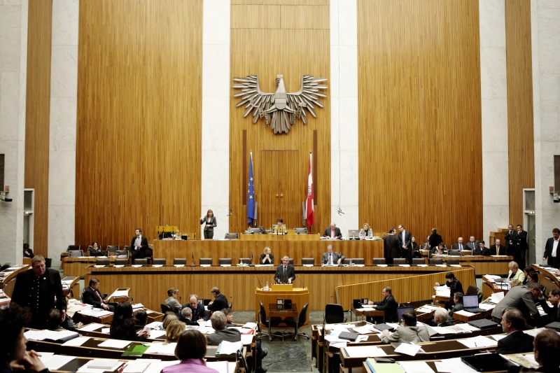 Dr. Harald Walser, Nationalratsabgeordneter der Grünen, am Rednerpult. Auf der Regierungsbank v.li. Doris Bures - Bundesministerin für Verkehr, Innovation und Technologie und Dr. Reinhold Mitterlehner - Bundesminister für Wirtschaft, Familie und Jugend. Am Präsidium Mag.a Barbara Prammer - Nationalratspräsidentin. Dienst am Präsidium v.li. Dr. Jörg Wirrer (1er Position) und Mag.a Brigitte Berger (2er Position).