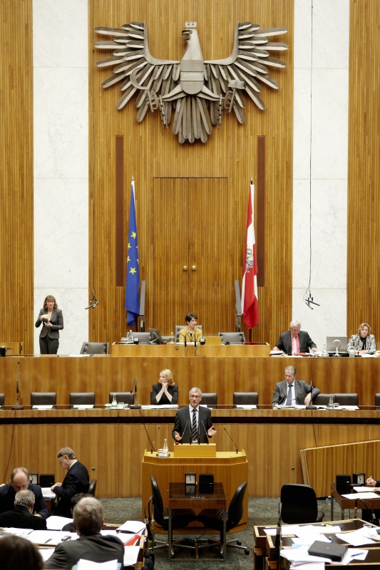 Dr. Harald Walser, Nationalratsabgeordneter der Grünen, am Rednerpult. Auf der Regierungsbank v.li. Doris Bures - Bundesministerin für Verkehr, Innovation und Technologie und Dr. Reinhold Mitterlehner - Bundesminister für Wirtschaft, Familie und Jugend. Am Präsidium Mag.a Barbara Prammer - Nationalratspräsidentin. Dienst am Präsidium v.li. Dr. Jörg Wirrer (1er Position) und Mag.a Brigitte Berger (2er Position).