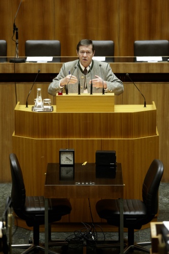 Lutz Weinzinger,  Nationalratsabgeordneter der FPÖ, am Rednerpult.
