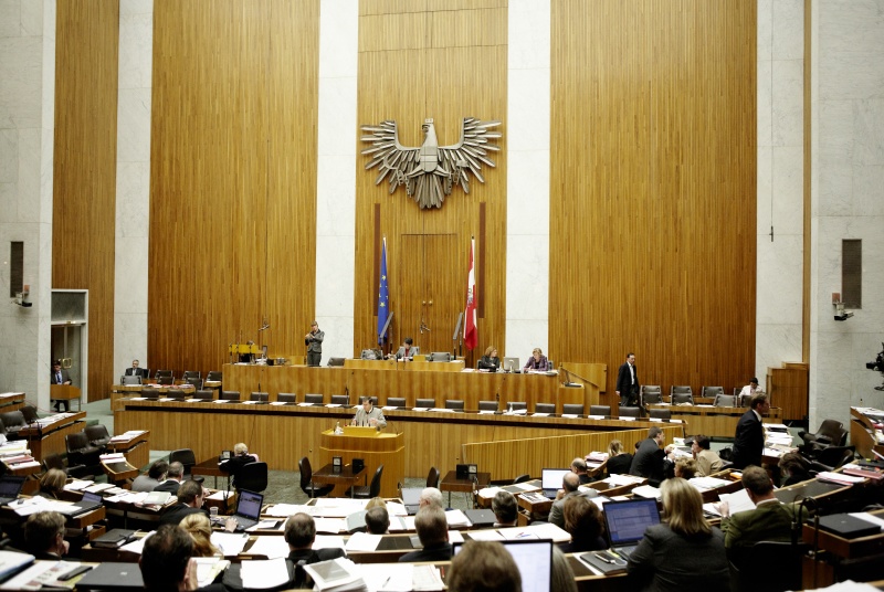 Lutz Weinzinger,  Nationalratsabgeordneter der FPÖ, am Rednerpult. Am Präsidium Mag.a Barbara Prammer - Nationalratspräsidentin. Dienst am Präsidium v.li. Mag.a Dunja Kopesky (1er Position) und Mag.a Brigitte Berger (2er Position).