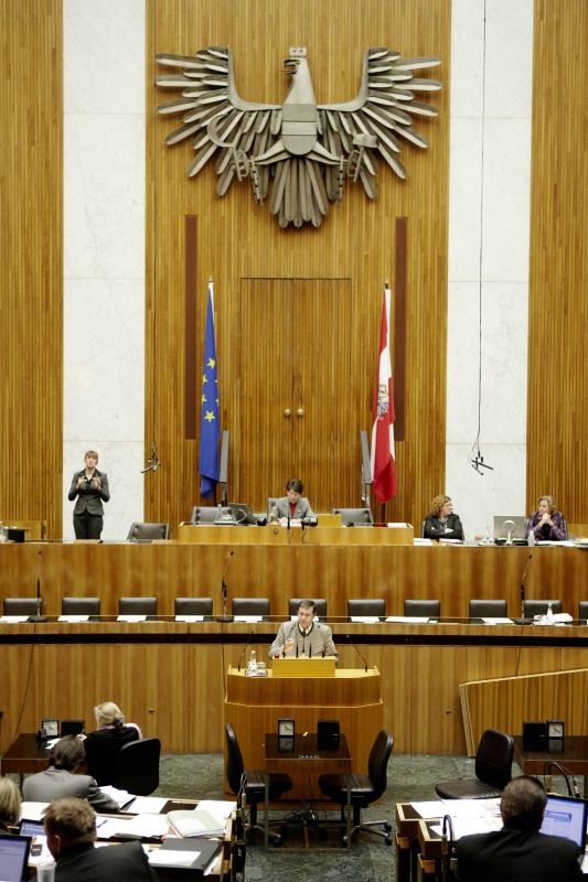 Lutz Weinzinger,  Nationalratsabgeordneter der FPÖ, am Rednerpult. Am Präsidium Mag.a Barbara Prammer - Nationalratspräsidentin. Dienst am Präsidium v.li. Mag.a Dunja Kopesky (1er Position) und Mag.a Brigitte Berger (2er Position).