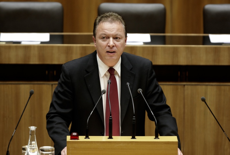 Hannes Weninger, Nationalratsabgeordneter der SPÖ, am Rednerpult.