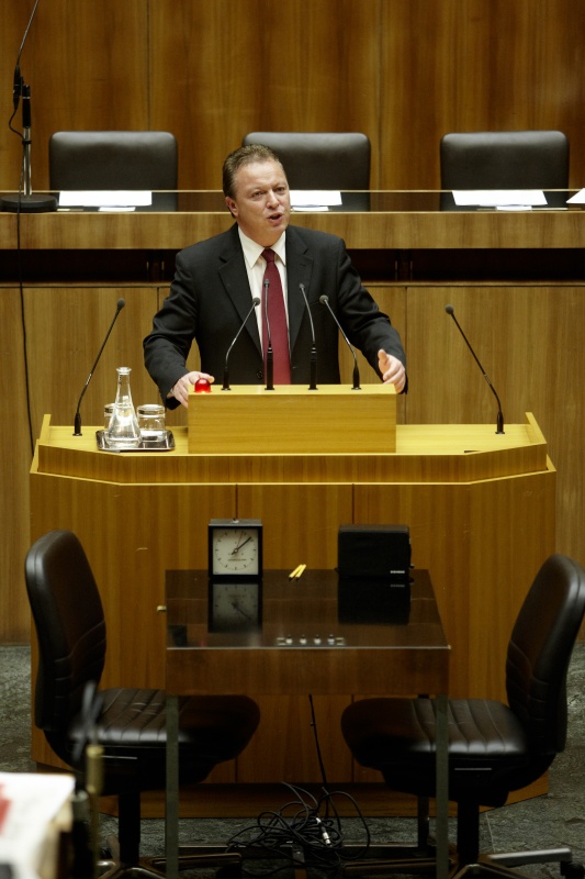 Hannes Weninger, Nationalratsabgeordneter der SPÖ, am Rednerpult.