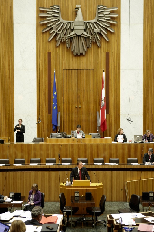 Hannes Weninger, Nationalratsabgeordneter der SPÖ, am Rednerpult. Auf der Regierungsbank Dr. Michael Spindelegger - Bundesminister für europäische und internationale Angelegenheiten. Am Präsidium Mag.a Barbara Prammer - Nationalratspräsidentin. Dienst am Präsidium v.li. Mag.a Dunja Kopesky (1er Position) und Mag.a Brigitte Berger (2er Position).