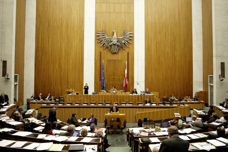 Hannes Weninger, Nationalratsabgeordneter der SPÖ, am Rednerpult. Auf der Regierungsbank Dr. Michael Spindelegger - Bundesminister für europäische und internationale Angelegenheiten. Am Präsidium Mag.a Barbara Prammer - Nationalratspräsidentin. Dienst am Präsidium v.li. Mag.a Dunja Kopesky (1er Position) und Mag.a Brigitte Berger (2er Position).