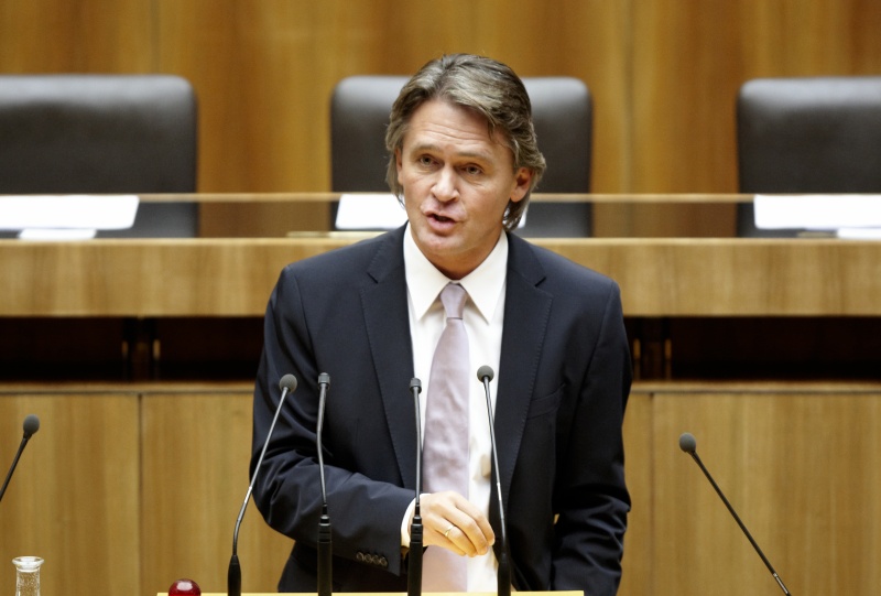 Ing. Peter Westenthaler, Nationalratsabgeordneter des BZÖ, am Rednerpult.