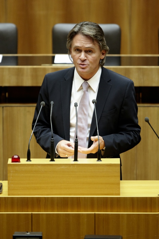 Ing. Peter Westenthaler, Nationalratsabgeordneter des BZÖ, am Rednerpult.