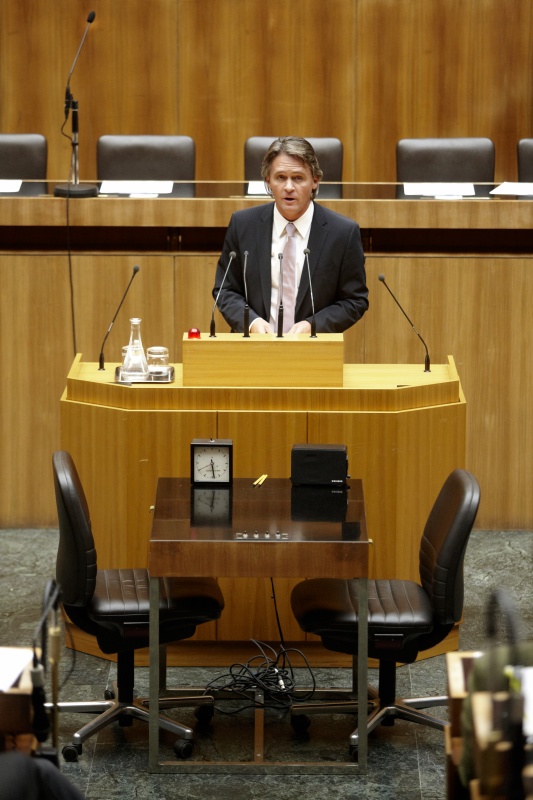 Ing. Peter Westenthaler, Nationalratsabgeordneter des BZÖ, am Rednerpult.
