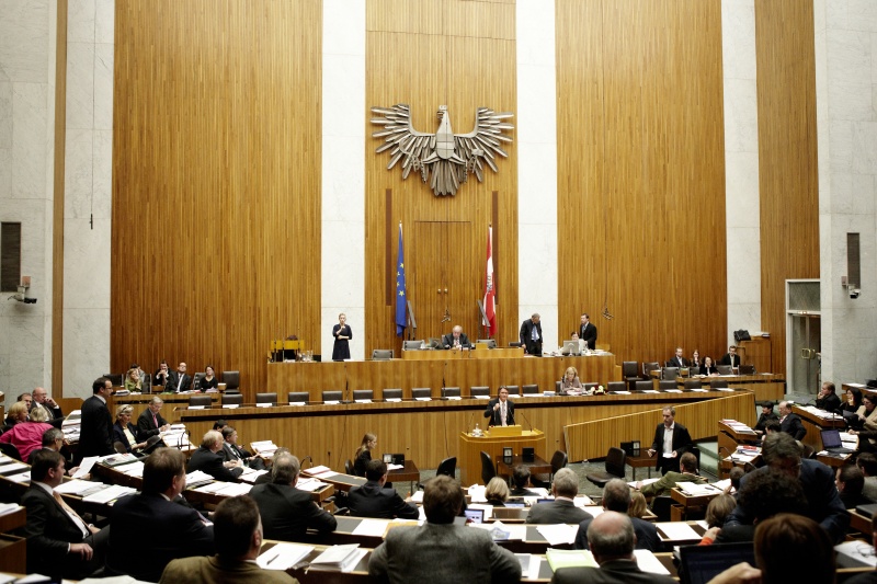 Ing. Peter Westenthaler, Nationalratsabgeordneter des BZÖ, am Rednerpult. Auf der Regierungsbank Mag.a Dr.in Maria Theresia Fekter - Bundesministerin für Inneres. Am Präsidium Fritz Neugebauer - Zweiter Nationalratspräsident. Dienst am Präsidium v.li. Dr. Christian Müller (1er Position) und Dr.in Ingrid Moser (2er Position).