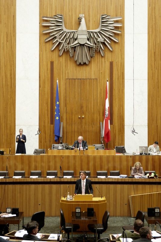 Ing. Peter Westenthaler, Nationalratsabgeordneter des BZÖ, am Rednerpult. Auf der Regierungsbank Mag.a Dr.in Maria Theresia Fekter - Bundesministerin für Inneres. Am Präsidium Fritz Neugebauer - Zweiter Nationalratspräsident. Dienst am Präsidium Dr.in Ingrid Moser (2er Position).