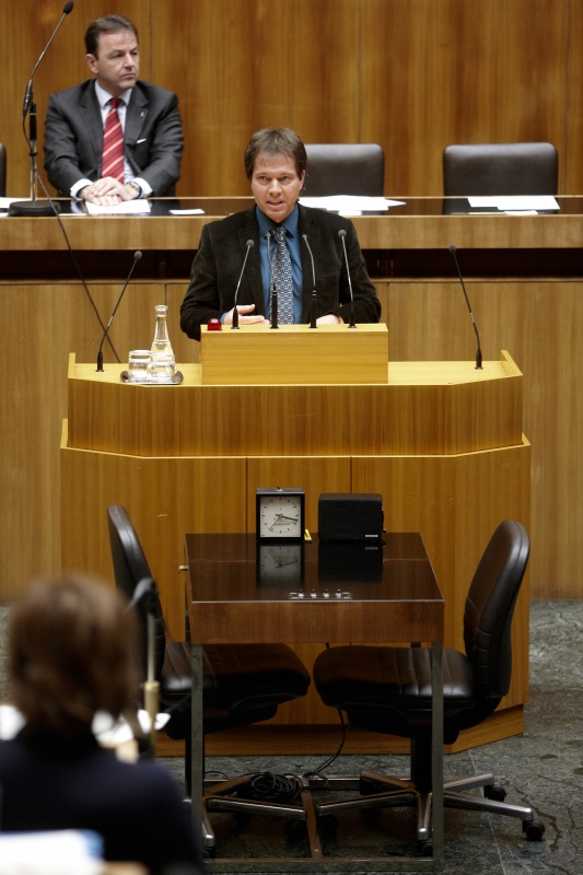 Mag. Rainer Widmann, Nationalratsabgeordneter des BZÖ, am Rednerpult. Auf der Regierungsbank Dipl.-Ing. Nikolaus Berlakovich - Bundesminister für Land- und Forstwirtschaft, Umwelt und Wasserwirtschaft.