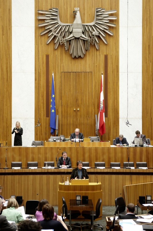 Mag. Rainer Widmann, Nationalratsabgeordneter des BZÖ, am Rednerpult. Auf der Regierungsbank Dipl.-Ing. Nikolaus Berlakovich - Bundesminister für Land- und Forstwirtschaft, Umwelt und Wasserwirtschaft. Am Präsidium Fritz Neugebauer - Zweiter Nationalratspräsident. Dienst am Präsidium v.li. Dr. Christian Müller (1er Position) und Mag. Gerhard Koller (2er Position).