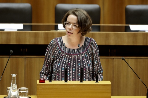 Tanja Windbüchler-Souschill,  Nationalratsabgeordnete der Grünen, am Rednerpult.