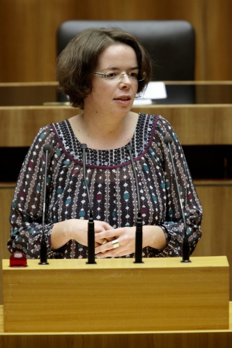 Tanja Windbüchler-Souschill,  Nationalratsabgeordnete der Grünen, am Rednerpult.