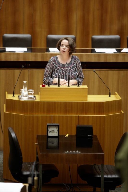 Tanja Windbüchler-Souschill,  Nationalratsabgeordnete der Grünen, am Rednerpult.