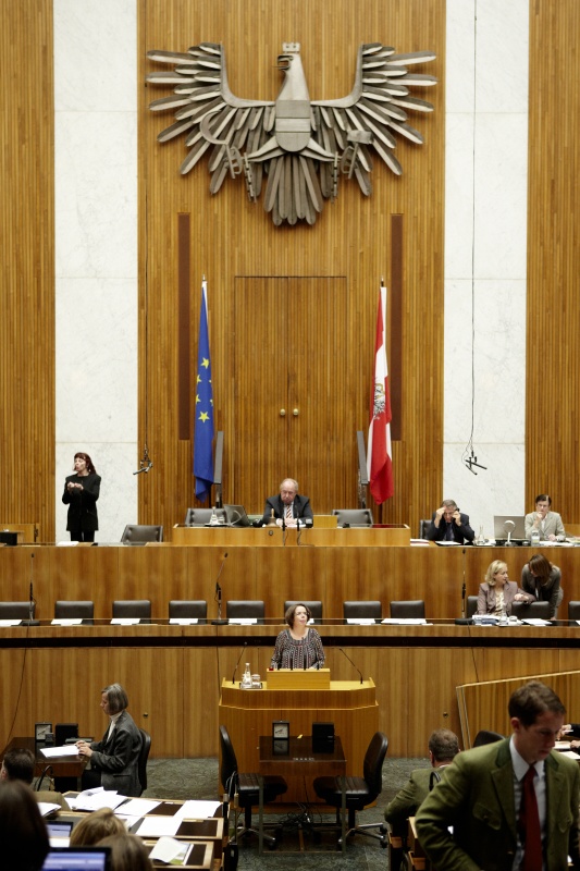 Tanja Windbüchler-Souschill,  Nationalratsabgeordnete der Grünen, am Rednerpult. Auf der Regierungsbank Mag.a Dr.in Maria Theresia Fekter - Bundesministerin für Inneres. Am Präsidium Fritz Neugebauer - Zweiter Nationalratspräsident. Dienst am Präsidium v.li. Dr. Christian Müller (1er Position) und Dr.in Ingrid Moser (2er Position).