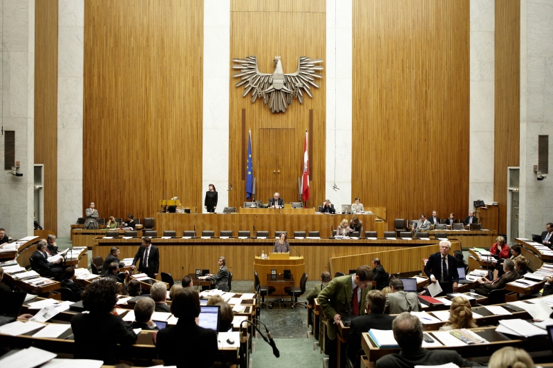 Tanja Windbüchler-Souschill,  Nationalratsabgeordnete der Grünen, am Rednerpult. Auf der Regierungsbank Mag.a Dr.in Maria Theresia Fekter - Bundesministerin für Inneres. Am Präsidium Fritz Neugebauer - Zweiter Nationalratspräsident. Dienst am Präsidium v.li. Dr. Christian Müller (1er Position) und Dr.in Ingrid Moser (2er Position).