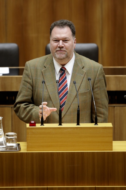 Ernest Windholz, Nationalratsabgeordneter des BZÖ, am Rednerpult.