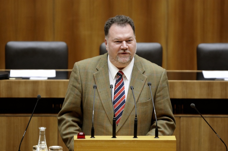 Ernest Windholz, Nationalratsabgeordneter des BZÖ, am Rednerpult.