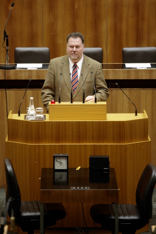 Ernest Windholz, Nationalratsabgeordneter des BZÖ, am Rednerpult.