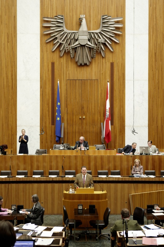 Ernest Windholz, Nationalratsabgeordneter des BZÖ, am Rednerpult. Auf der Regierungsbank Mag.a Dr.in Maria Theresia Fekter - Bundesministerin für Inneres. Am Präsidium Fritz Neugebauer - Zweiter Nationalratspräsident. Dienst am Präsidium v.li. Dr. Christian Müller (1er Position) und Dr.in Ingrid Moser (2er Position).