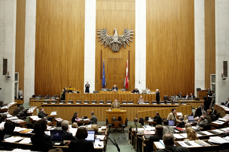 Ernest Windholz, Nationalratsabgeordneter des BZÖ, am Rednerpult. Auf der Regierungsbank Mag.a Dr.in Maria Theresia Fekter - Bundesministerin für Inneres. Am Präsidium Fritz Neugebauer - Zweiter Nationalratspräsident. Dienst am Präsidium v.li. Dr. Christian Müller (1er Position) und Dr.in Ingrid Moser (2er Position).