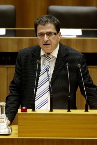 Dr.Peter Wittmann, Nationalratsabgeordneter der SPÖ, am Rednerpult.