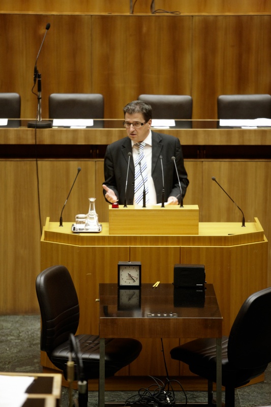 Dr.Peter Wittmann, Nationalratsabgeordneter der SPÖ, am Rednerpult.