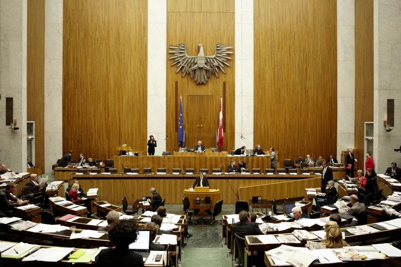 Dr.Peter Wittmann, Nationalratsabgeordneter der SPÖ, am Rednerpult. Auf der Regierungsbank Dr. Josef Ostermayer - Staatssekretär im Bundeskanzleramt. Am Präsidium Fritz Neugebauer - Zweiter Nationalratspräsident. Dienst am Präsidium v.li. Mag. Gottfried Michalitsch (1er Position) und Mag. Gerhard Kiesenhofer (2er Position