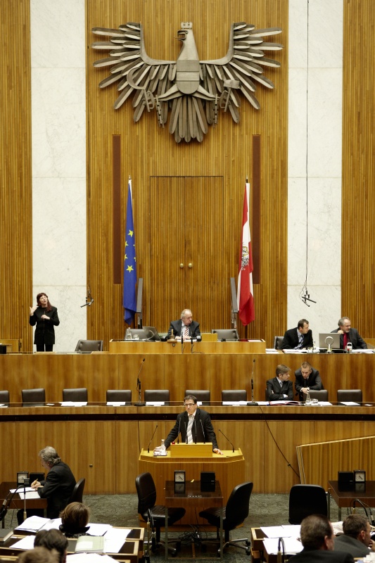 Dr.Peter Wittmann, Nationalratsabgeordneter der SPÖ, am Rednerpult. Auf der Regierungsbank Dr. Josef Ostermayer - Staatssekretär im Bundeskanzleramt. Am Präsidium Fritz Neugebauer - Zweiter Nationalratspräsident. Dienst am Präsidium v.li. Mag. Gottfried Michalitsch (1er Position) und Mag. Gerhard Kiesenhofer (2er Position