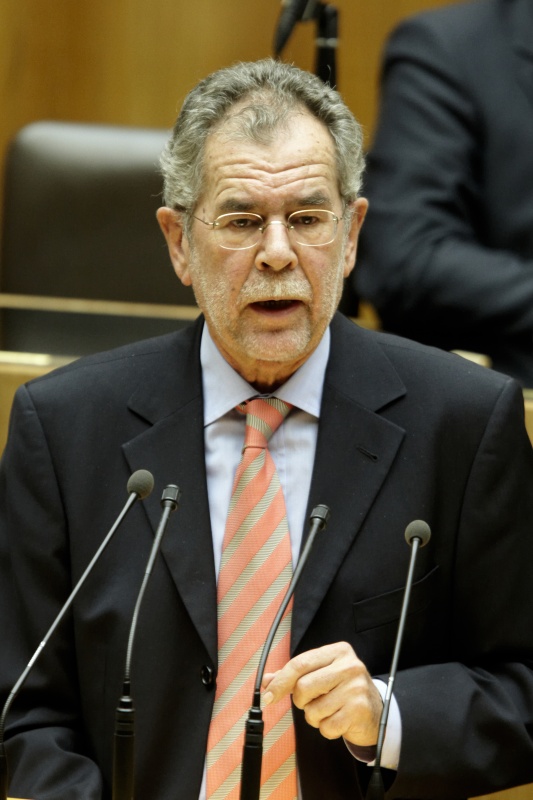 Prof.Dr. Alexander Van der Bellen, Nationalratsabgeordneter der Grünen, am Rednerpult.