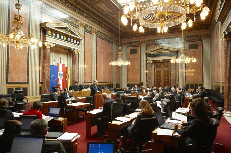 Wolfgang Beer, Bundesrat der SPÖ, am Rednerpult. Im Hintergrund v.li. Waltraut Hladny - Schriftführerin. Am Präsidium Mag a. Susanne Neuwirth - Vizepräsidentin des Bundesrats. Dienst am Präsidium Mag. Philipp Neuhauser.