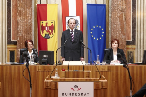 v.li. Ana Blatnik - Schriftführerin,  Erwin Preiner als Bundesratspräsident und Dienst am Präsidium Dr.in Susanne Bachmann