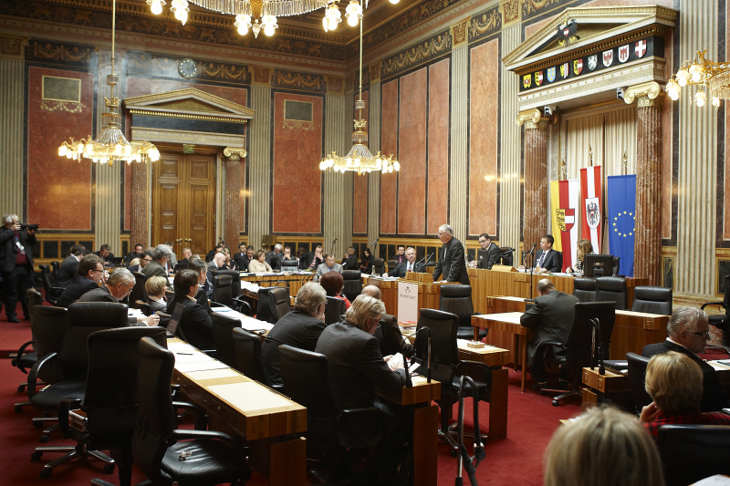 Karl Petritz, Bundesrat der ÖVP, am Rednerpult. Im Hintergrund v.li. Josef Saller - Schriftführer. Am Präsidium Mag. Harald Himmer - Vizepräsident des Bundesrats. Dienst am Präsidium Dr.in Alice Alsch-Harant.