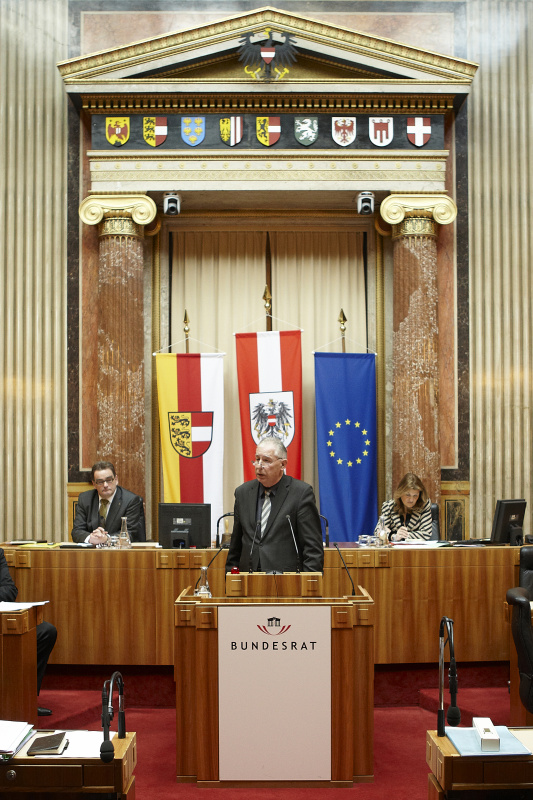 Karl Petritz, Bundesrat der ÖVP, am Rednerpult. Im Hintergrund v.li. Josef Saller - Schriftführer. Dienst am Präsidium Dr.in Alice Alsch-Harant.