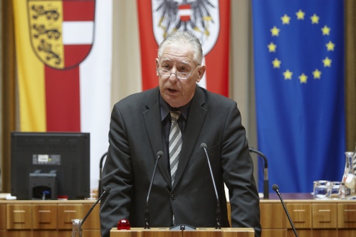 Karl Petritz, Bundesrat der ÖVP, am Rednerpult.