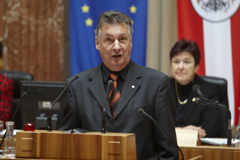 Peter Mitterer, Bundesrat des BZÖ, am Rednerpult. Im Hintergrund am Präsidium Mag a. Susanne Neuwirth - Vizepräsidentin des Bundesrats. D