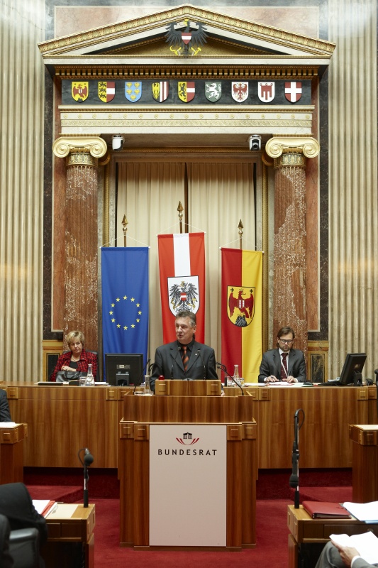 Peter Mitterer, Bundesrat des BZÖ, am Rednerpult. Im Hintergrund v.li. Waltraut Hladny - Schriftführerin.Dienst am Präsidium Mag. Philipp Neuhauser.