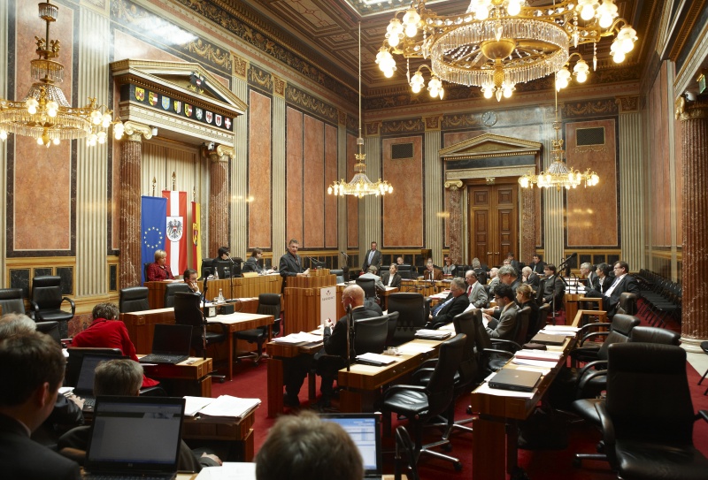 Peter Mitterer, Bundesrat des BZÖ, am Rednerpult. Im Hintergrund v.li. Waltraut Hladny - Schriftführerin. Am Präsidium Mag a. Susanne Neuwirth - Vizepräsidentin des Bundesrats. Dienst am Präsidium Mag. Philipp Neuhauser.