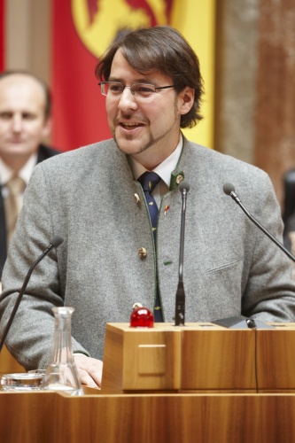 Peter Zwanziger, Bundesrat ohne Fraktion, am Rednerpult.  Im Hintergrund am Präsidium Erwin Preiner – Bundesratspräsident.