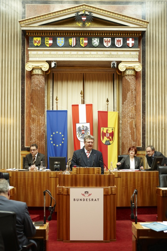 Christoph Kainz,  Bundesrat der ÖVP, am Rednerpult. Im Hintergrund v.li. Josef Saller - Schriftführer. Dienst am Präsidium Dr.in Susanne Bachmann.